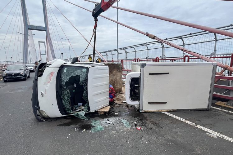 Mobil boks terguling di Jembatan Suramadu 