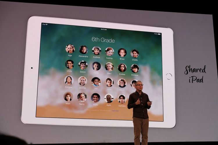 Vice president of product marketing Apple, Greg Joswiak memperkenalkan iPad 2018 yang ditargetkan untuk para pelajar.