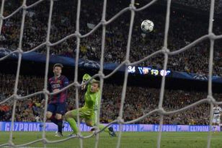 Penyerang Barcelona Lionel Messi (kiri) melepaskan tembakan yang membuahkan gol keduanya (dari dua) ke gawang Bayern Muenchen pada leg pertama semifinal Liga Champions, di Camp Nou, Rabu (6/5/2015). Laga itu berakhir 3-0. Satu gol lain dicetak Neymar. 