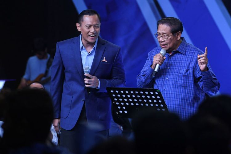 Ketua Majelis Tinggi Partai Demokrat Susilo Bambang Yudhoyono (kanan) bernyanyi bersama Ketua Umum Partai Demokrat Agus Harimurti Yudhoyono (AHY) pada acara pidato politik Ketum Partai Demokrat di Jakarta, Selasa (6/2/2024). Dalam pidatonya, AHY menyampikan strategi Partai Demokrat apabila memenangkan kontestasi pada Pemilu 2024 di antaranya meningkatkan pertumbuhan ekonomi nasional, memperluas lapangan kerja dan kemudahan usaha bagi pelaku UMKM. ANTARA FOTO/Muhammad Adimaja/nym.