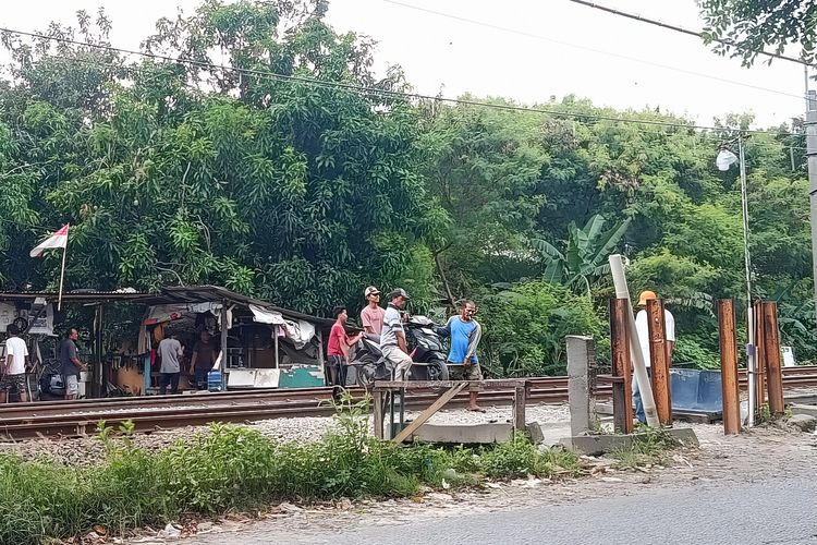 Jasa Angkut Motor di Rel Cibitung Bekasi, Gunakan Bambu hingga Bayar Rp 5.000
