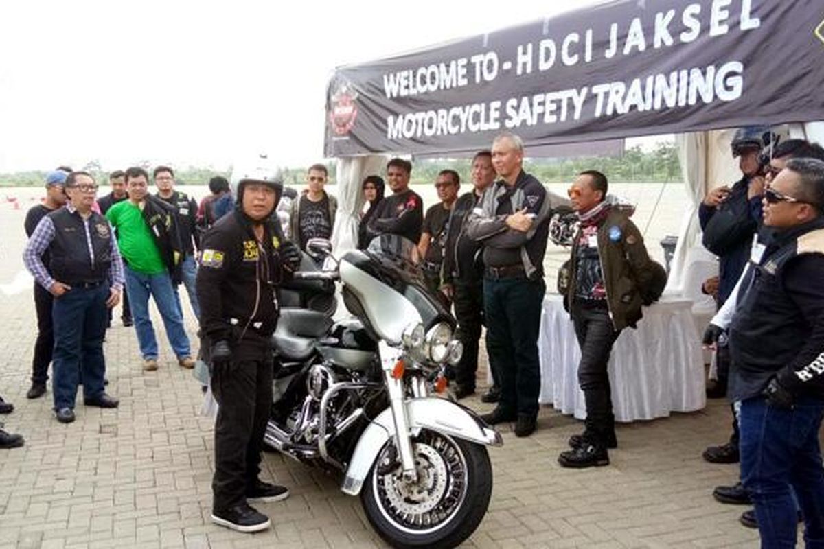 Pengguna Harley-Davidson mendapat instruksi dan pelatihan safety riding dari JDDC.