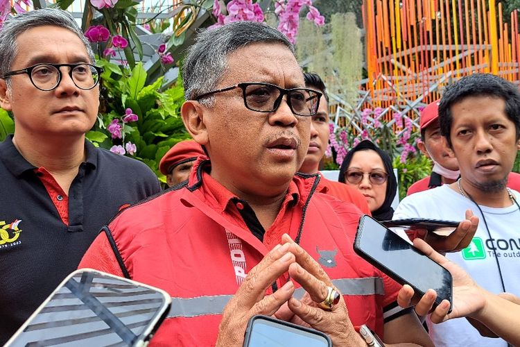 Sekretaris Jenderal PDI-P Hasto Kristiyanto memberikan keterangan pers di Lapangan Banteng, Jakarta, Sabtu (4/3/2023).