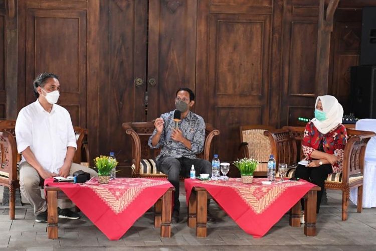 Sesi diskusi Mendikbud Nadiem Anwar Makarim, Dirjen Kebudayaan Hilmar Farid bersama tim Balai Konservasi Borobudur (BKB), di Magelang, Jawa Tengah (12/3/2021).