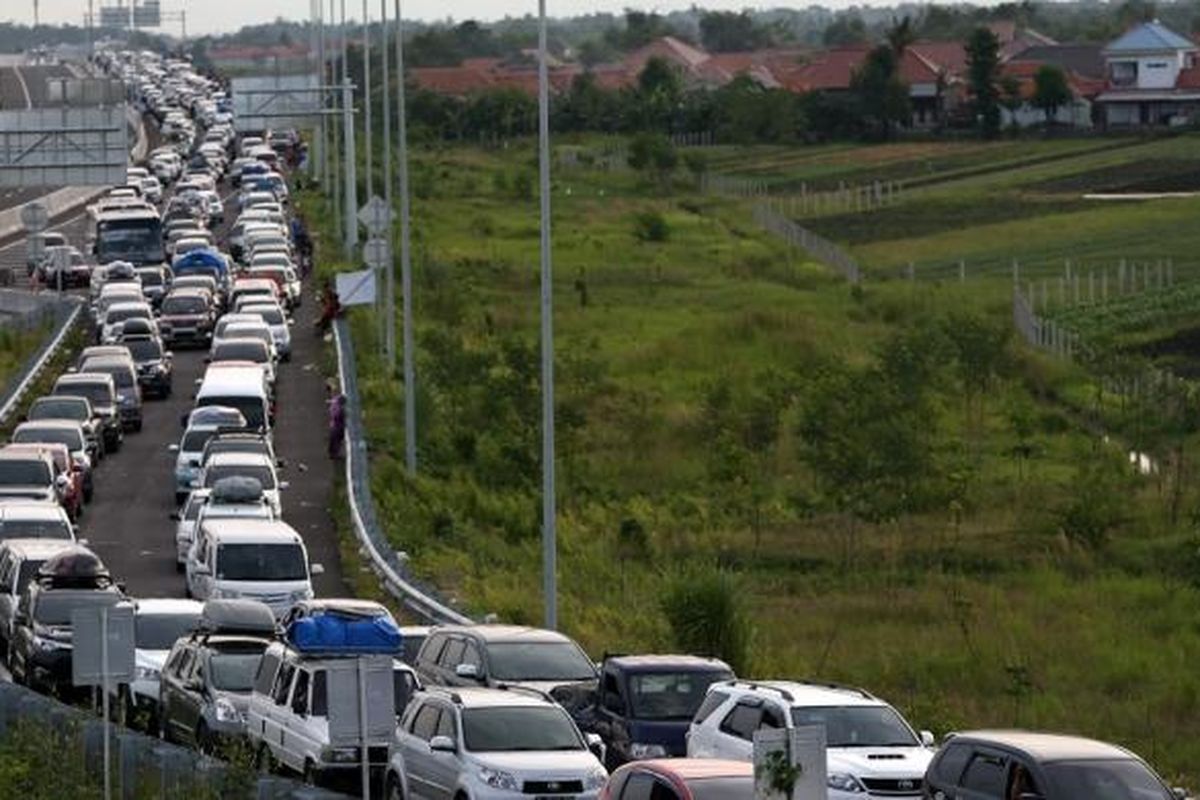 Kendaraan mengular 18 kilometer di Tol Pejagan-Pemalang ruas Pejagan Brebes Timur, Jumat (1/7/2016).