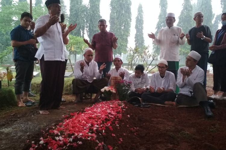 Suasana pemakaman Rama Aiphama, di Tempat Pemakaman Umum (TPU), Al Mahdor, Kecamatan Tapos, Depok, Jawa Barat, Rabu (11/3/2020).