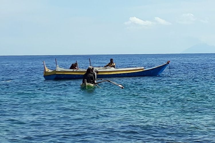 Foto : Kapal motor milik warga sedang berupaya mencari korban di perairan sekitar Leuwohung, Desa Normal, Kecamatan Omesuri Kabupaten Lembata, Minggu (16/6/2019).