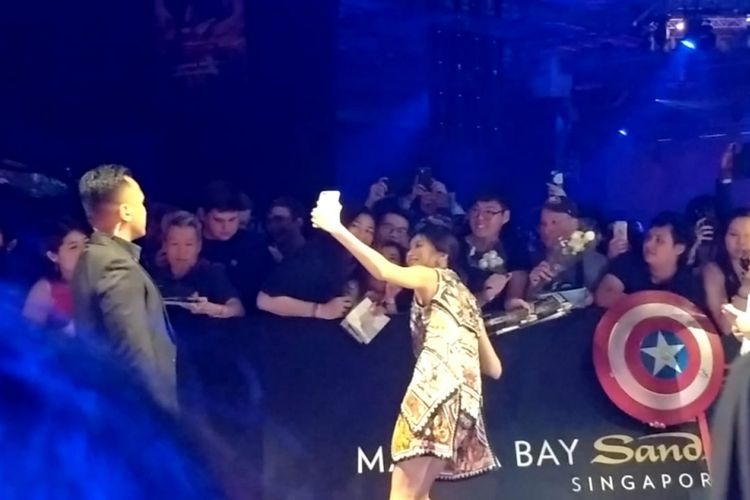 Gemma Chan berswafoto dengan penggemar dalam acara fan event pemeran film Captain Marvel di Marina Bay Sands, Singapura, (14/2/2019).
