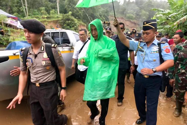 Presiden Joko Widodo dan rombongan kehujanan saat kunjungan kerja ke Desa Harkat Jaya, Kecamatan Sukajaya, Kabupaten Bogor, Jawa Barat, Selasa (7/1/2020). 