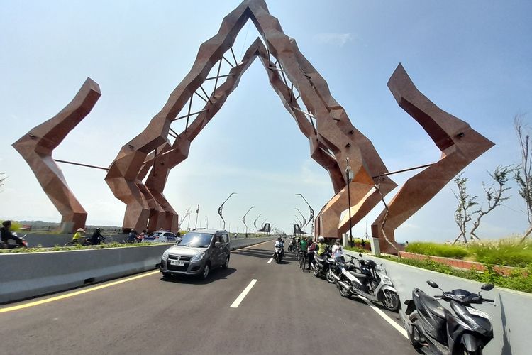 Pemandangan apik garis pantai Laut Selatan. Jembatan Pandansimo magnet baru yang mengundang orang untuk wisata dadakan.