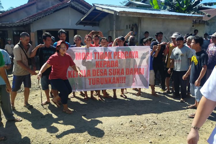 Sebanyak 230 warga menyegel Kantor Desa Suka Damai, Kecamatan Ledo, Kabupaten Bengkayang, Kalimantan Barat (Kalbar), Rabu (5/7/2023).