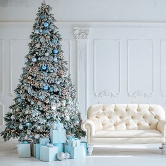 Ilustrasi dekorasi Natal yang mewah dan pohon Natal.