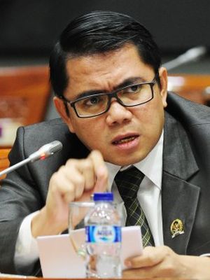 Arteria Dahlan, Deputi Penerangan Masyarakat untuk Satgas Covid-19 DPR RI memberikan keterangan pers terkait tiga aksi nyata Satgas Covid-19, Minggu (19/4/2020)