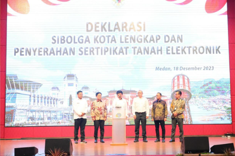 Menteri Agraria dan Tata Ruang/Kepala Badan Pertanahan Nasional (ATR/BPN), Hadi Tjahjanto mendeklarasikan Sibolga sebagai Kota Lengkap, pada Senin (18/12/2023) di Medan. 