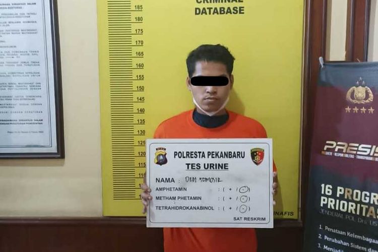Pelaku pencurian inventaris rumah sakit saat diamankan di Polresta Pekanbaru, Kamis (19/5/2022).