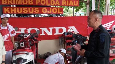 Brimob Buka Bengkel Gratis Khusus Ojol di Pekanbaru, Pengemudi: Sangat Terbantu