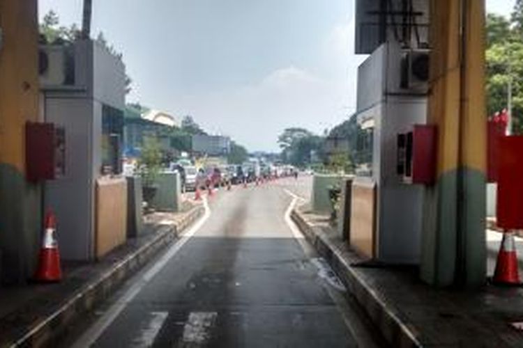 Kemacetan di Tol Pasteur saat Polda Jabar menggelar simulasi antisipasi keamanan seusai pembacaan putusan sengketa Pemilu Presiden di Mahkamah Konstitusi, Senin (18/8/2014). 