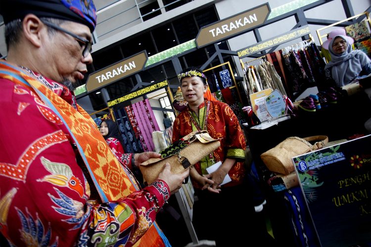 Direktur Jenderal Informasi dan Komunikasi Publik (Dirjen IKP) Kominfo Usman Kansong (kiri) melihat kerajinan tas berbahan baku kulit kayu terap saat pameran UMKM Gerakan Nasional (Gernas) Bangga Buatan Indonesia (BBI) dan Bangga Berwisata di Indonesia (BBWI) 2023 di Lanud Anang Busra, Tarakan, Kalimantan Utara.