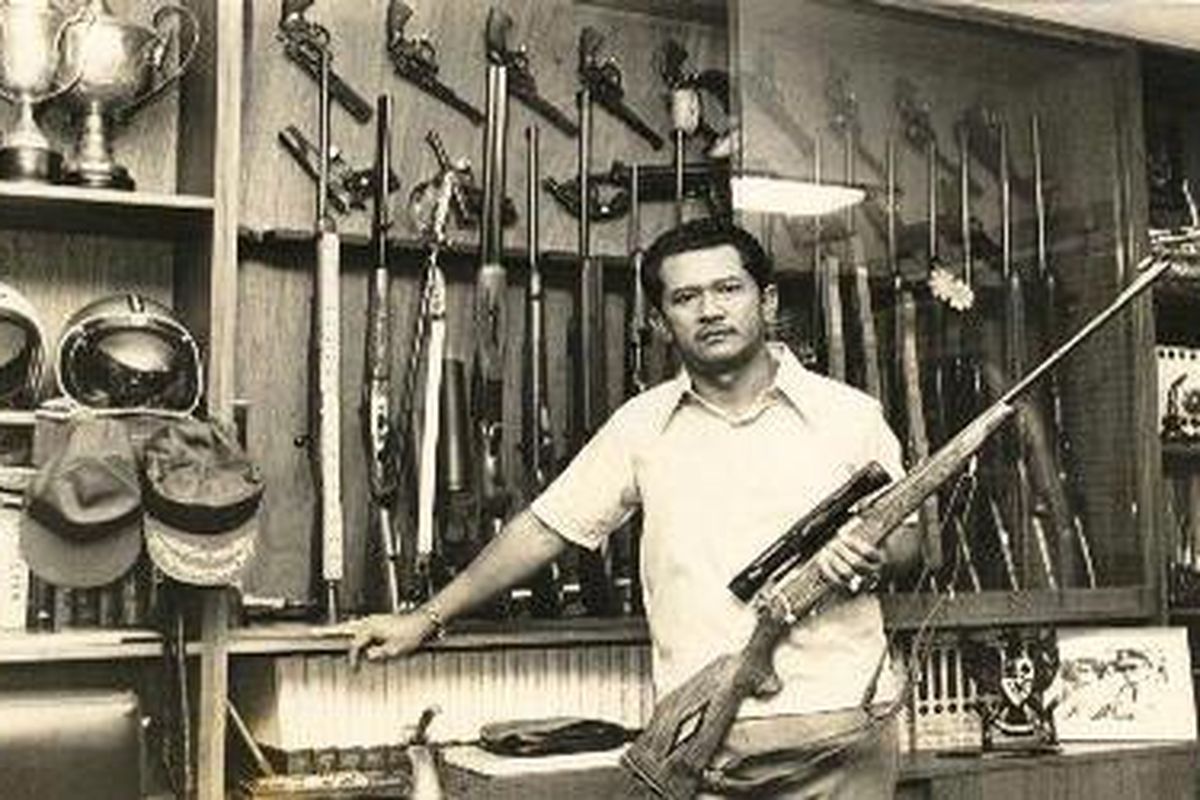 Brigjen Herman Sarens dengan koleksi senjatanya 