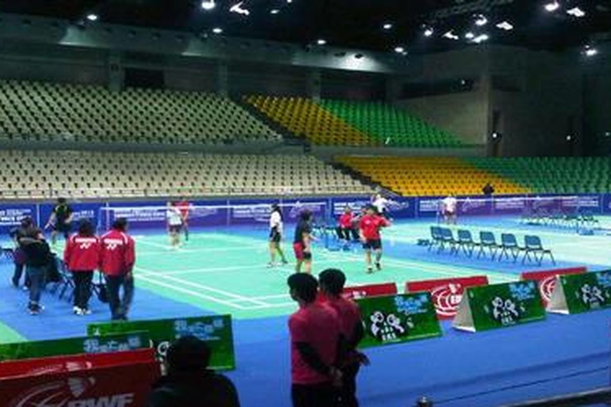 Tim Uber Indonesia berlatih di lapangan utama tempat penyelenggaraan babak kualifikasi zona Asia Piala Uber di Makau, Sabtu (11/2/2012).