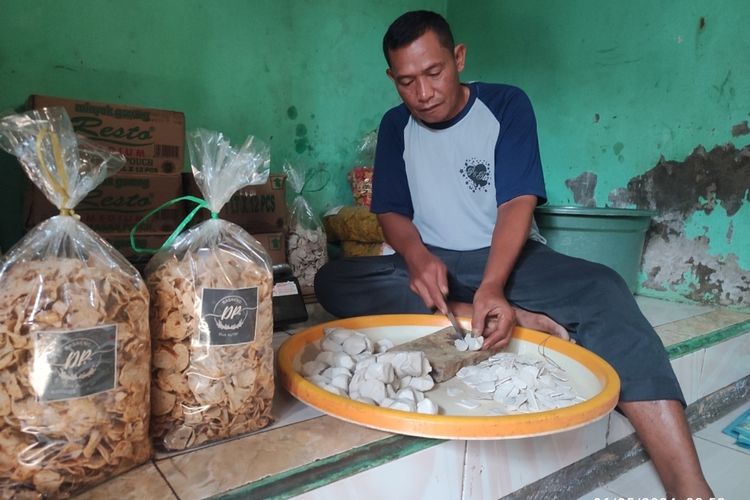 Sisdohiri membuat makanan ringan bakso goreng (basreng) di rumahnya, di Desa Cipinang, Kecamatan Beber, Kabupaten Cirebon, Jawa Barat, Senin (6/5/2024) siang. Dagang serta kuli serabutan sis lakukan untuk tetap dapat menafkahi kebutuhan istri dan dua anaknya