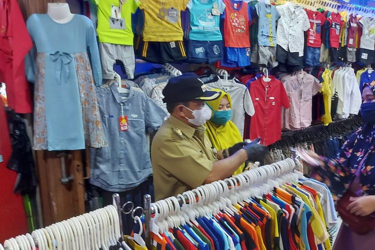 Bupati Semarang Ngesti Nugraha membagikan masker dan handsanitizer di Pasar Bandarjo.