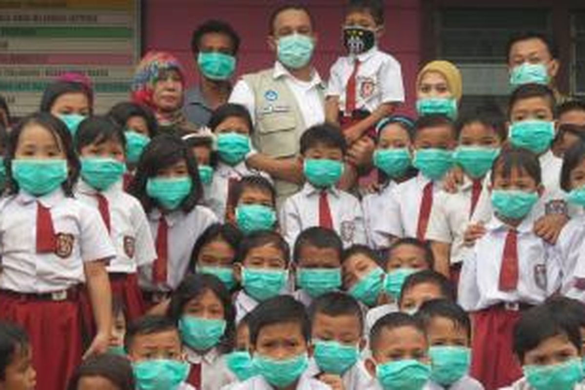 Menteri Pendidikan Dasar dan Kebudayaan Anies Baswedan berfoto bersama murid dan guru SD  153, Kelurahan Lebak Bandung, Kecamatan Jelutung, Kota Jambi, Selasa (27/10/2015).