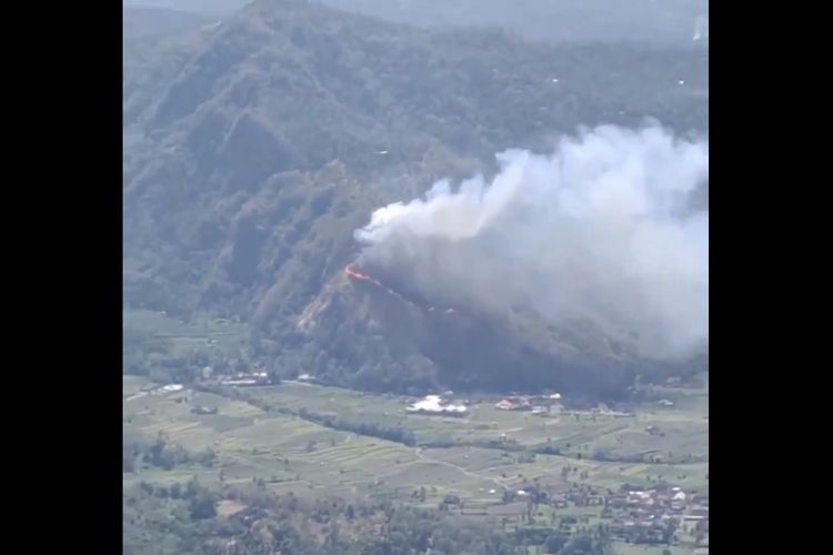 Tangkapan layar kebakaran lahan di bukit di Desa Kertha Mandala, Kecamatan Abang, Kabupaten Karangasem, Provinsi Bali. 