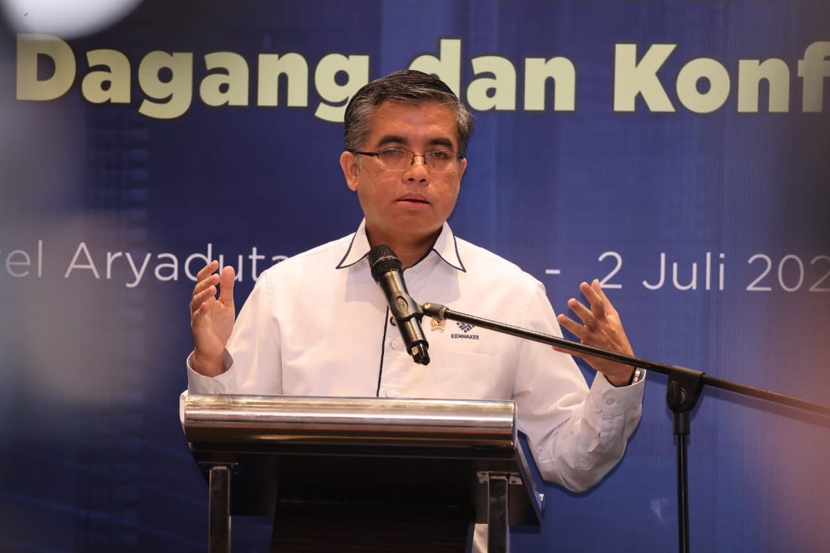 Menteri Ketenagakerjaan (Menaker) Yassierli saat menjadi pembicara kunci dalam Seminar Nasional Kajian Tengah Tahun Indef 2025 di Jakarta, Rabu (2/7/2025).