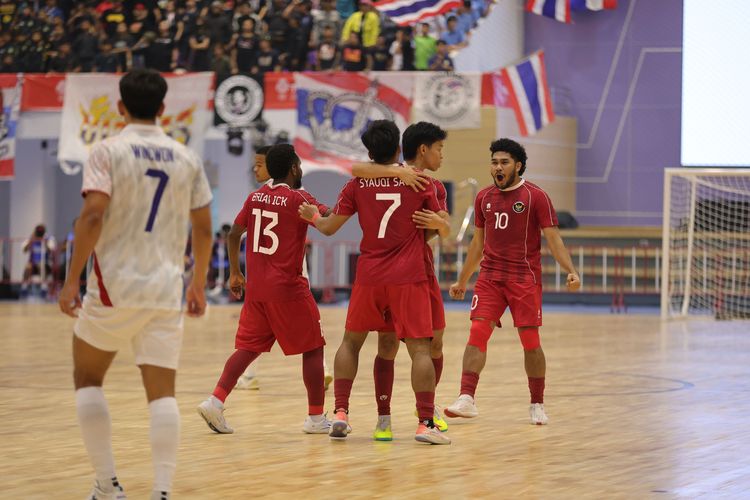 Momen selebrasi pemain Timnas futsal Indonesia dalam pertandingan SEA Games 2025 melawan Thailand yang digelar di Nonthaburi Stadium, Nonthaburi, pada Kamis, 19 Desember 2025.