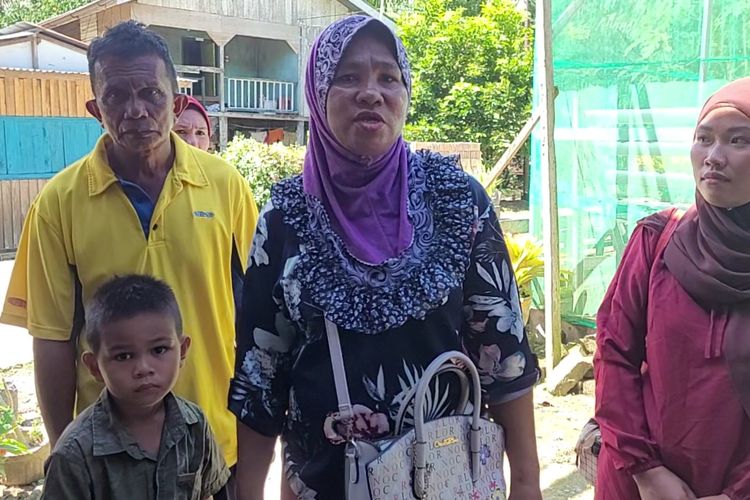 Keluarga Hamidah, WNI yang bermukim di Malaysia. Rela berjalan kaki 5 km menuju TPS di Sebatik untuk mencoblos capres jagoannya