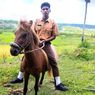 Cerita Rio, Siswa SMA di Rote Ndao yang Naik Kuda ke Sekolah agar Tak Terlambat 