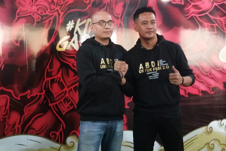 CEO Nine Sport Inc, Arif Putra Wicaksono (kiri), bersama dengan Doni Setiabudi selaku CEO Bandung Premier League, menyerahkan berkas bakal calon Komite Eksekutif PSSI 2019-2023, pada Senin (30/9/2019).