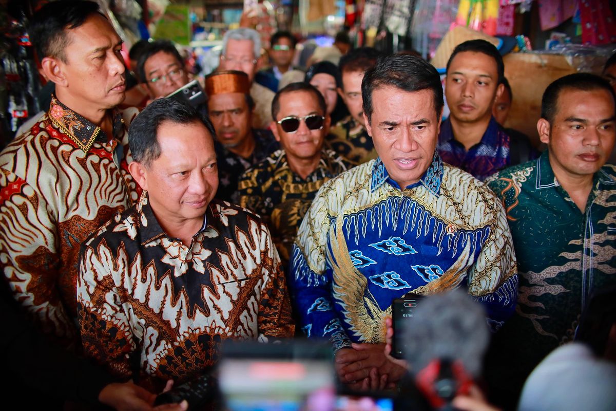 Menteri Dalam Negeri (Mendagri) Muhammad Tito Karnavian meninjau ketersediaan dan harga pangan bersama Menteri Pertanian (Mentan) Andi Amran Sulaiman di Pasar Palimo, Kota Palembang, Sumatera Selatan, Jumat (5/9/2025).