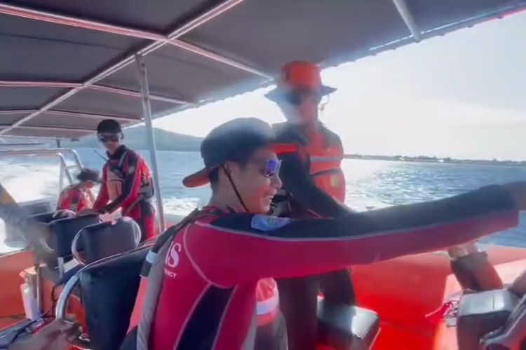 Tim SAR gabungan mencari penumpang KM Bukit Siguntang asal Pare-Pare tujuan Balikpapan yang jatuh di Perairan Majene, Sabtu (26/7/2025).