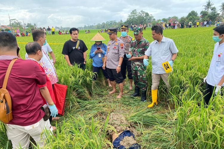 Mayat perempuan ditemukan tertutup lumpur di area persawahan Desa Menganti, Kecamatan Kesugihan, Kabupaten Cilacap, Jawa Tengah, Jumat (23/6/2023).