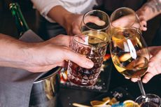 4 Alasan Mengapa Alkohol Bikin Berat Badan Naik