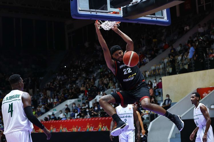 Aksi pemain timnas basket Indonesia, Marques Bolden saat laga melawan Arab Saudi dalam FIBA Asia Cup 2022 di Istora Senayan Jakarta, Selasa (12/7/2022).  Timnas basket Indonesia menang telak 80-54 atas Arab Saudi pada laga pertama Grup A FIBA Asia Cup 2022.