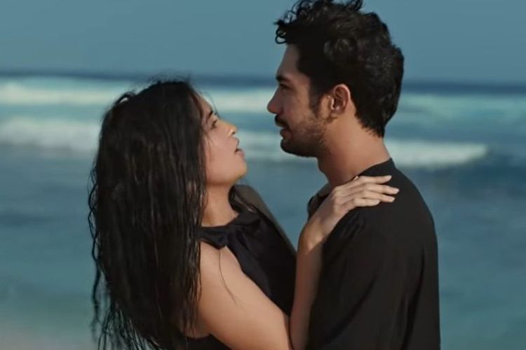 Film The Gift (2018) dibintangi oleh Reza Rahardian dan Ayushita, tayang di VIU.