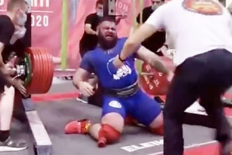 Potongan video di YouTube memperlihatkan Alexander Sedyh, seorang atlet angkat berat, mengerang kesakitan karena lutut kanannya patah ketika tampil dalam kejuaraan Eropa di Moskwa.