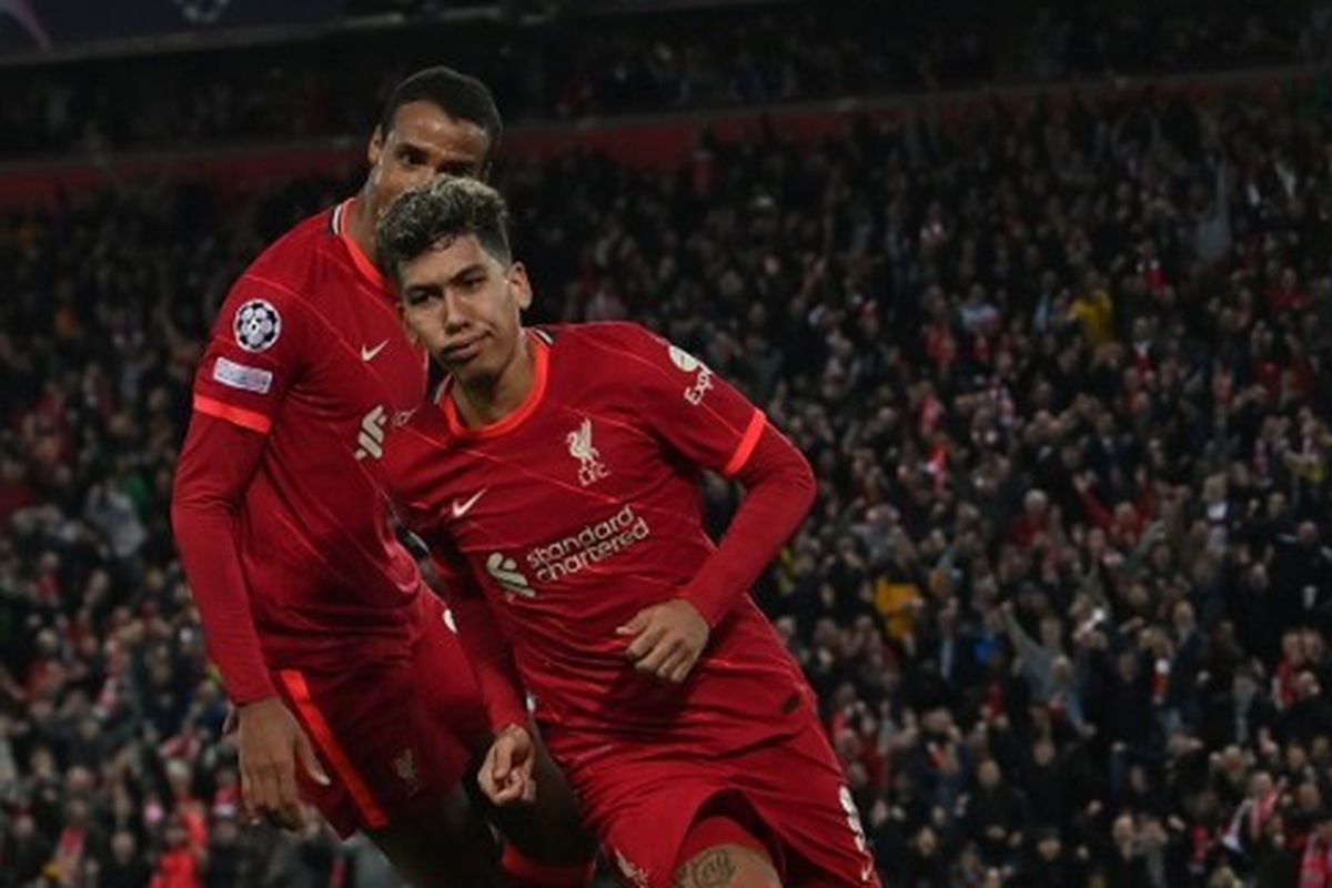 Roberto Firmino merayakan gol yang ia cetak dalam laga Liverpool vs Benfica pada leg kedua perempat final Liga Champions Eropa yang digelar di Stadion Anfield pada Kamis (14/4/2022) dini hari WIB.