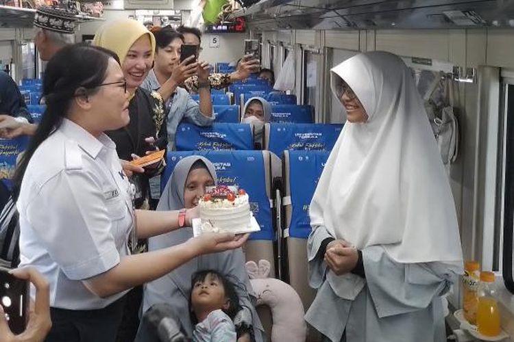 Seorang penumpang perempuan yang berulang tahun bersamaan dengan Hari Kartini diberi hadiah di Stasiun Purwokerto, Jawa Tengah, Minggu (21/4/2024).