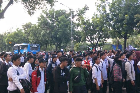 Tak Dikontrak, Pegawai Magang Transjakarta Demo di Balai Kota