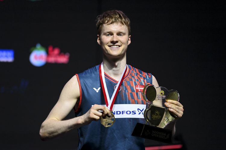 Pebulu tangkis tunggal putra Denmark Anders Antonsen memegang piala setelah mengalahkan tunggal putra Taiwan Chou Tien Chen pada babak final Kapal Api Indonesia Open 2025 di Istora Senayan, Gelora Bung Karno, Jakarta, Minggu (8/6/2025). Anders Antonsen menjadi juara Indonesia Open 2025 usai menang dengan skor 22-20, 21-14. ANTARA FOTO/Hafidz Mubarak A/YU