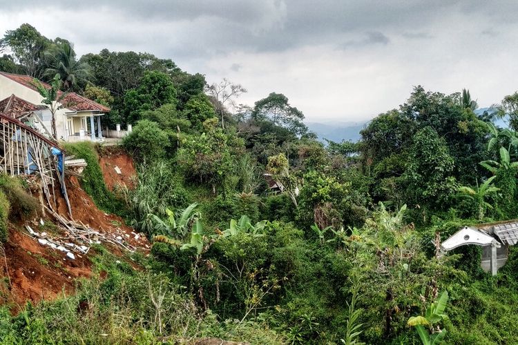 Kondisi terakhir rumah-rumah ditinggalkan pemiliknya dan tanah ambles di salah satu lokasi bencana tanah bergerak yang menyebar di Dusun Ciherang, Desa Cijangkar, Kecamatan Nyalindung, Sukabumi, Jawa Barat, Sabtu (11/2/2023)