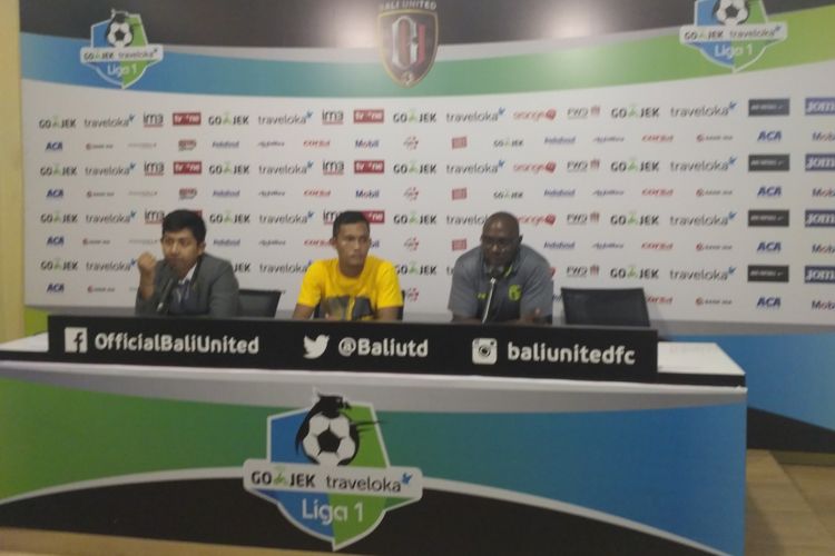 Pelatih Barito Putera Jackson F Thiago (kanan) saat memberikan keterangan pers usai anak asuhnya ditaklukan Bali United dengan skor akhir 5-0 