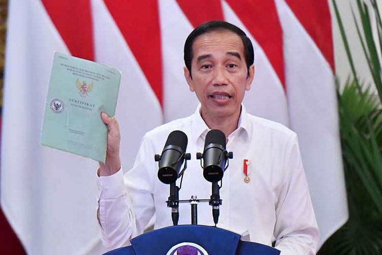 President Joko Widodo delivers his speech while holding a land certificate in a ceremony held in the State Palace on Monday, January 5, 2021.   