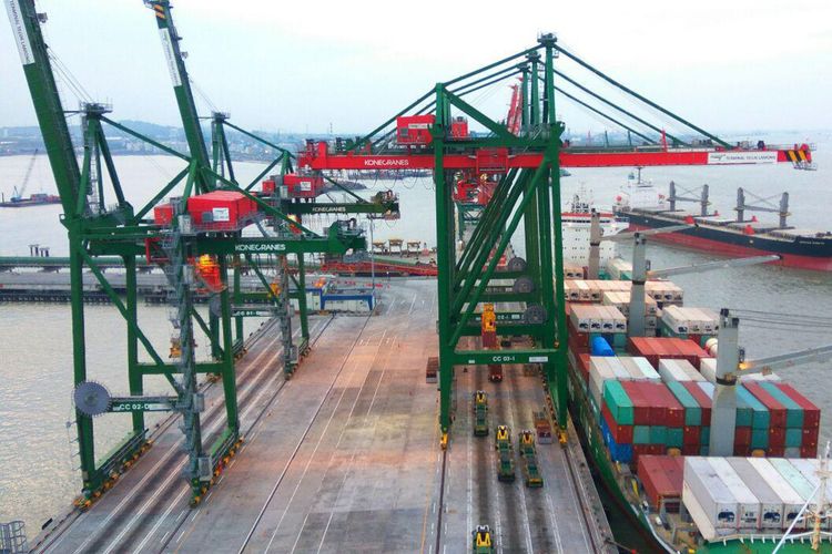 Pelabuhan Makassar atau Pelabuhan Soekarno Hatta Makassar menjadi pintu gerbang utama logistik dan penumpang menuju ke Sulawesi, Maluku, dan Papua.