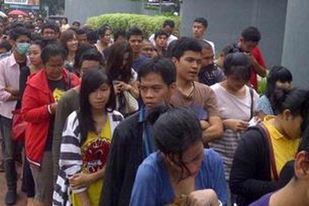 Antre tiket Lady Gaga sudah 150 meter lebih, Sabtu (10/3/2012) ini.