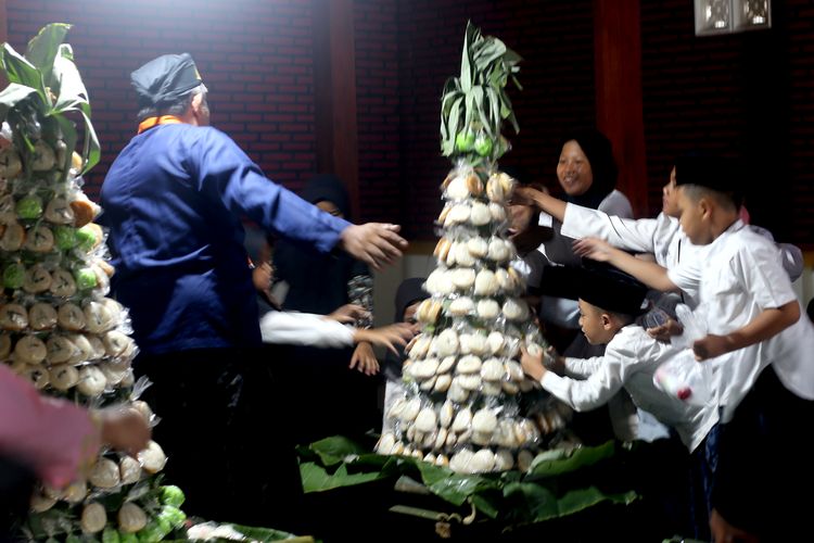 Anak-anak berebut gunungan apem setelah di kirab dan didoakan di Pesarean Ki Ageng Gribig Kota Malang, Kamis (27/2/2025) siang. 